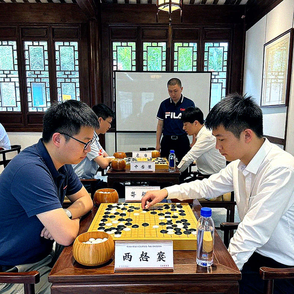 Khai cuộc Scotland: Khi Kasparov hồi sinh một nước đi bị lãng quên, và cái bẫy dữ liệu 25 năm sau
